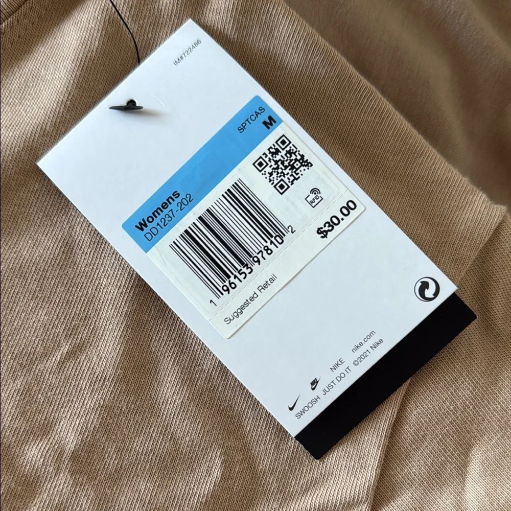 Nike - Loose Fit Boxy Tee - Picture 4 of 6